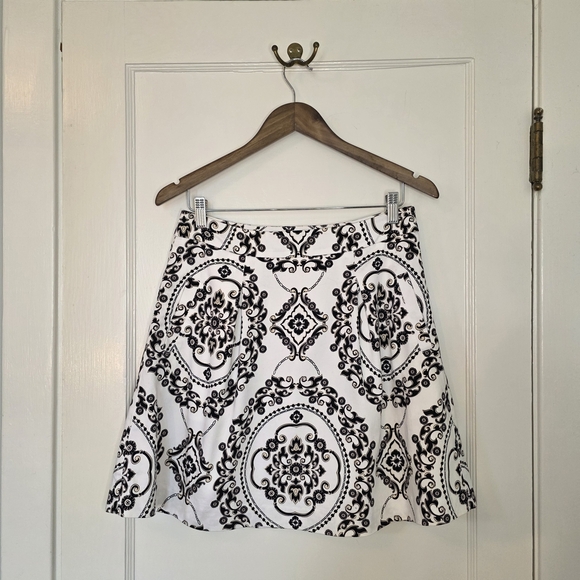 White House | Black Market Pleated Skirt – Size 4 – White; Black/Cream Pattern - Picture 2 of 6